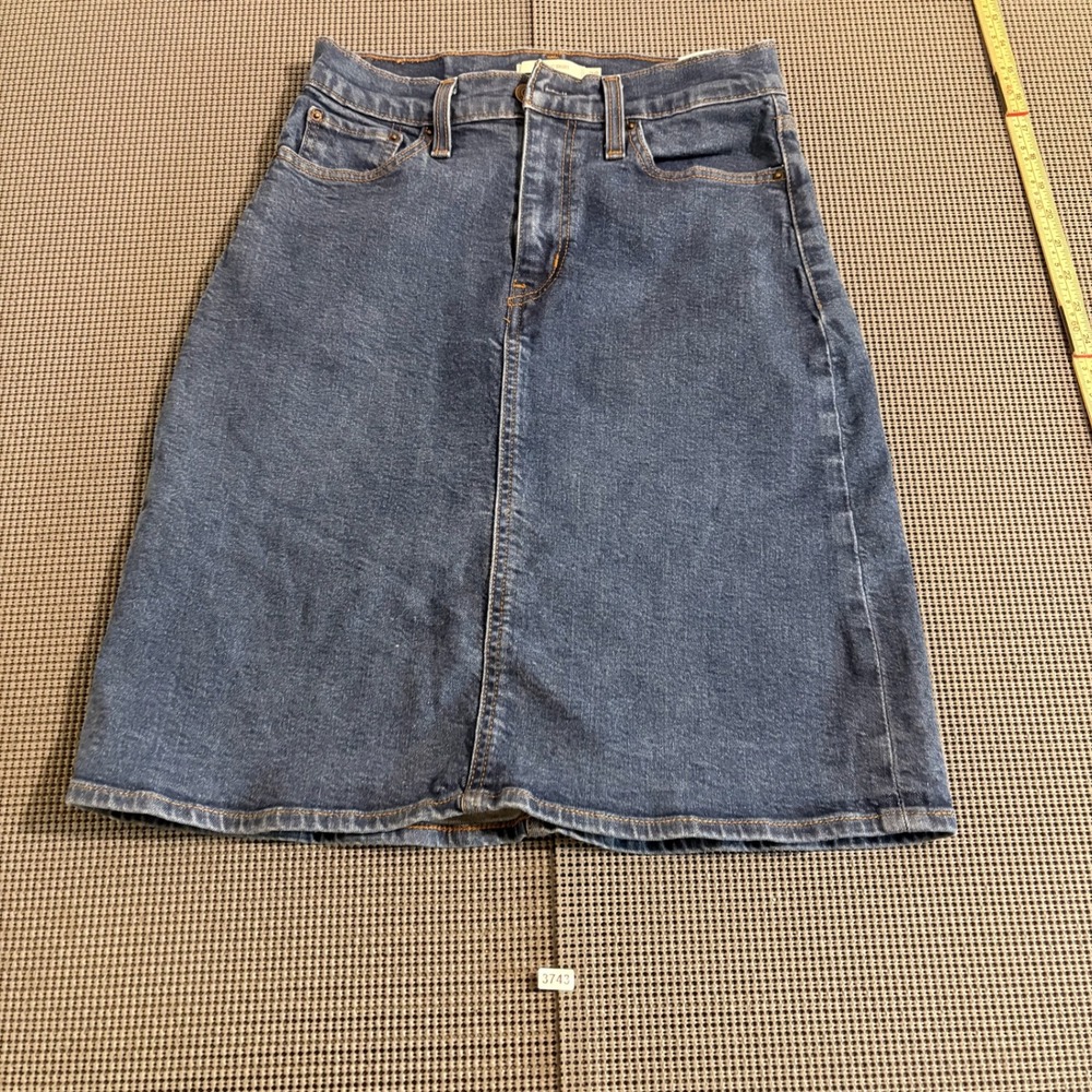 Levis Classic Womens Blue Denim Five Pocket Skirt Tagged Size 28